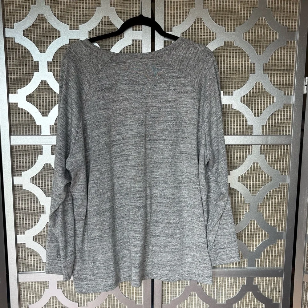 Elegant Silver Blouse with Chic Design - Picture 5 of 5